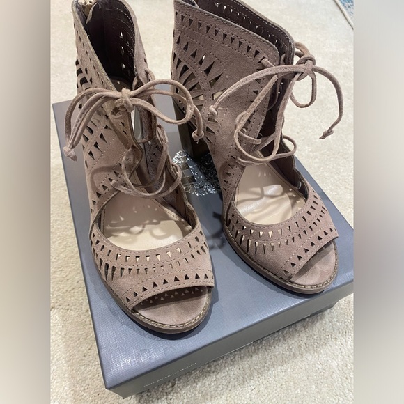 Vince Camuto Tarita Sandals Smoke Cloud True Suede SZ 6.6 - Picture 1 of 7